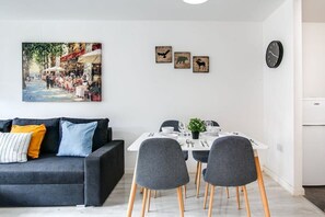 Dining - Ceaser Modern|WiFi|Netflix (West Midlands)