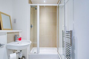 Bathtub, free toiletries, hair dryer, towels - Ceaser Modern|WiFi|Netflix (West Midlands)