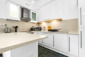 Kühlschrank, Mikrowelle, Ofen, Herdplatte