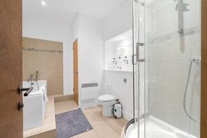 Bathtub, hair dryer, towels, shampoo - Emerald Suite | Netflix | WiFi (Birmingham)