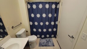 SĂšche-cheveux, serviettes fournies, savon, papier toilette