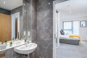 Baignoire, sèche-cheveux, serviettes fournies, shampoing