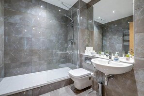 Badewanne, Haartrockner, Handtücher, Shampoo