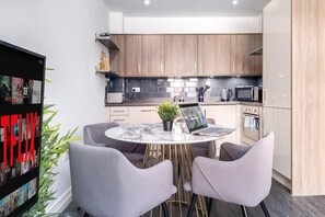 Kühlschrank, Mikrowelle, Ofen, Herdplatte