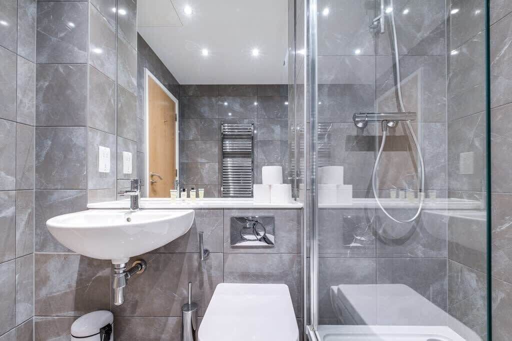 Bathtub, hair dryer, towels, shampoo