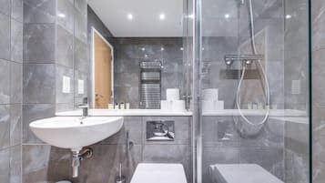 Bathtub, hair dryer, towels, shampoo