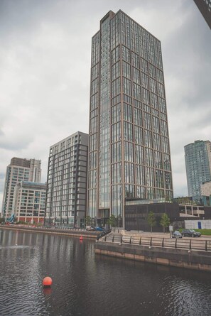 Exterior - The Lexington II | 2BDR | Netflix | Games Room (Merseyside)