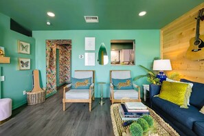 TV, offices - Nashville Holiday Haven•Walk to Broadway•4 Guests (Nashville)