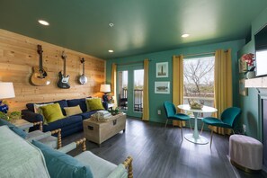 TV, offices - Nashville Holiday Haven•Walk to Broadway•4 Guests (Nashville)