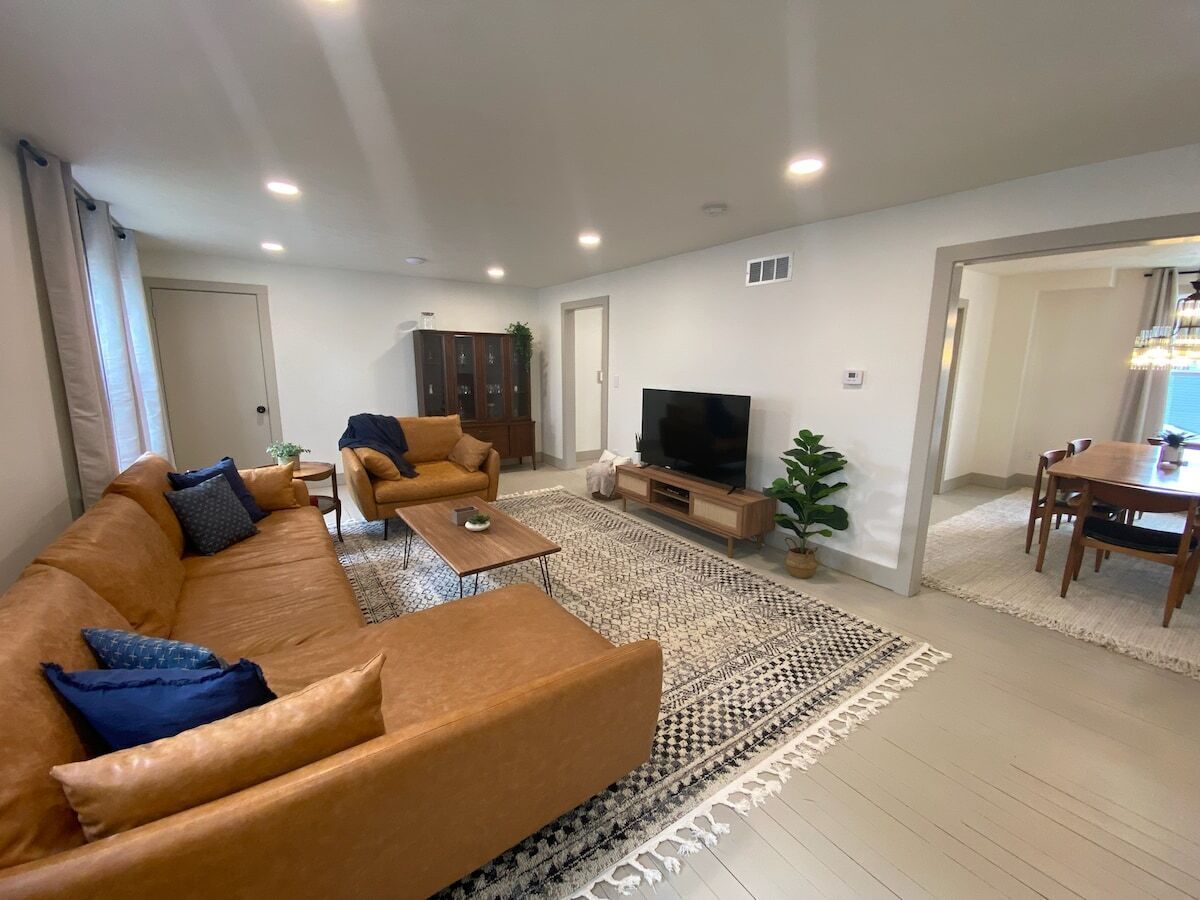 5th St Getaway · Totally Renovated Large Family Getaway! King Bed - Willoughby, OH