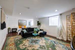 3 chambres, bureau, fer et planche à repasser, lit de bébé portatif