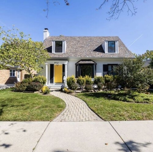 Luxe Haus of Love—Renovated 1938 Cape Cod —Heated FLRS