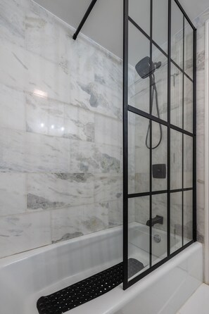 Shower, hair dryer, bidet, towels - Luxe Haus of Love—Renovated 1938 Cape Cod —Heated FLRS (Skokie)