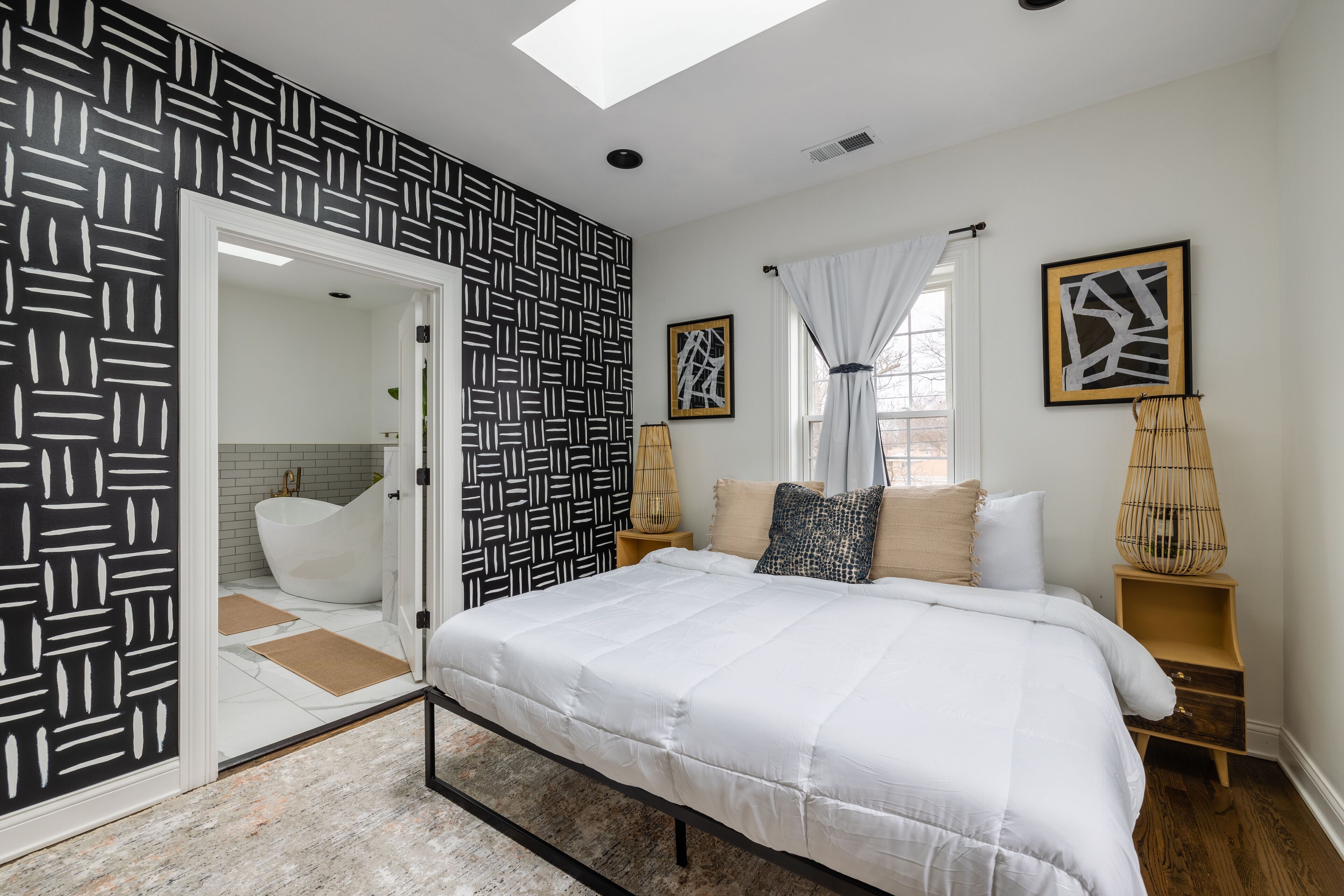 3 slaapkamers, een bureau, een strijkplank/strijkijzer, reisbedje