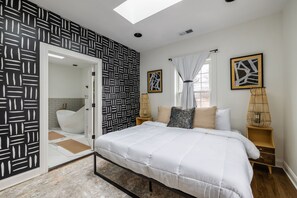 3 bedrooms, desk, iron/ironing board, travel crib - Luxe Haus of Love—Renovated 1938 Cape Cod —Heated FLRS (Skokie)