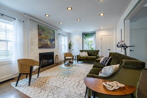 Smart TV, fireplace, books, video library - Luxe Haus of Love—Renovated 1938 Cape Cod —Heated FLRS (Skokie)