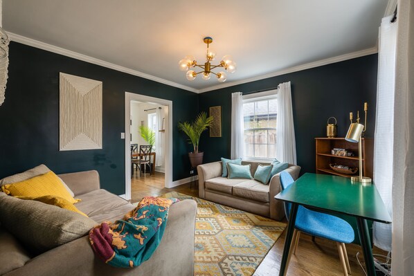 Téléviseur connecté, foyer, livres, sélection de films