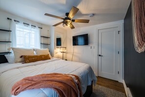 3 bedrooms, desk, iron/ironing board, travel cot