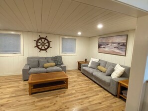 Een smart-tv en boeken