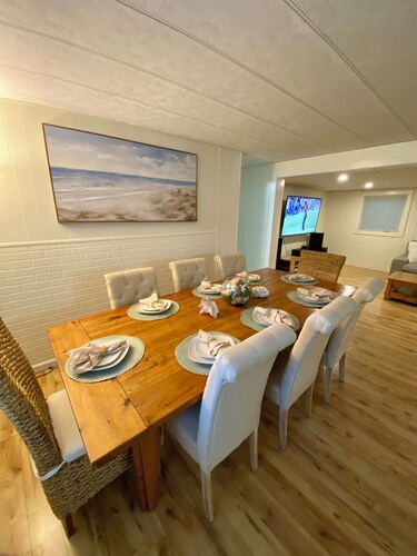 Bright & Beachy 3 Bedroom Home in Quiet Beach Town, sleeps 10+