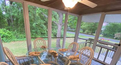 Bright & Beachy 3 Bedroom Home in Quiet Beach Town, sleeps 10+