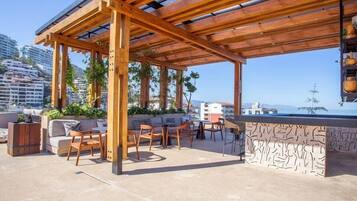 Condo Confort | Área de sala de estar | Televisión de 35 pulgadas con canales por cable