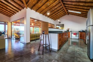 Réfrigérateur, micro-ondes, four, cafetière/bouilloire