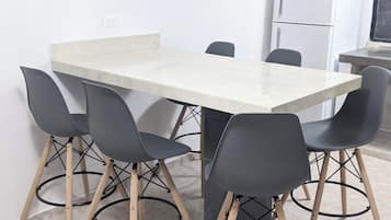 Departamento, 2 habitaciones, para fumadores, patio | Restaurantes