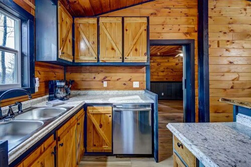 Hot Tub - Mountain View - Fire Pit - Gas Grill - Comfy Beds - Pet Friendly