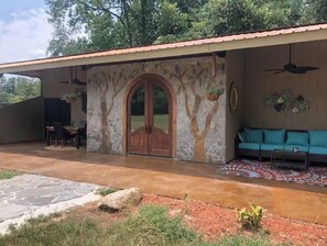 Outdoor dining - Horses! Mile of trails to bike, hike, and trailride!  Fishing! Swimming! (Greensboro)