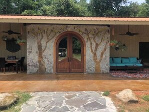 Outdoor dining - Horses! Mile of trails to bike, hike, and trailride!  Fishing! Swimming! (Greensboro)