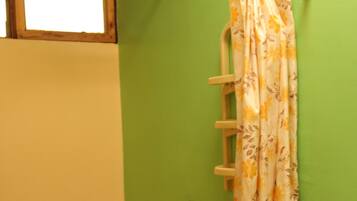 Jetted tub, towels, soap, shampoo