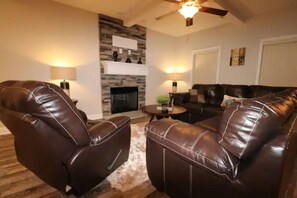 TV, fireplace - Chocolate Palace w/ King Beds - Bunk Beds & Keurig (Clarksville)