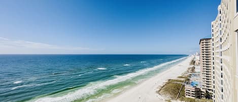 Ein Strandhotel mit Blick auf den Ozean und einen Steg.