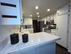 Een koelkast, een magnetron, een oven, een kookplaat