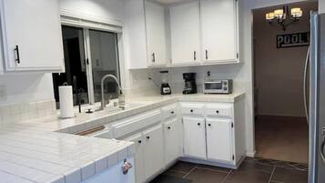 Een koelkast, een magnetron, een oven, een kookplaat