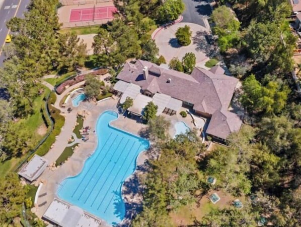 Een buitenzwembad, een verwarmd zwembad