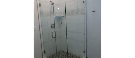 Chuveiro, secador de cabelo, toalhas de banho, sabonete