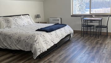 1 bedroom, desk, WiFi, bed sheets