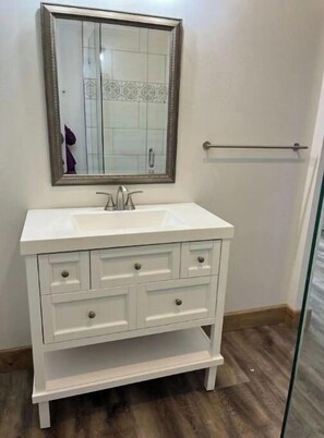 Douche, sèche-cheveux, serviettes fournies, savon