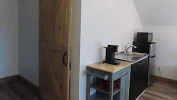 Coffee/tea maker, fridge, microwave, cookware/dishes/utensils