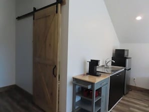 Refrigerador, microondas, cafetera y tetera y utensilios de cocina