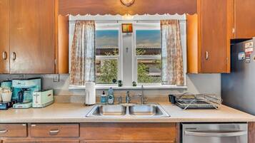 Coffee/tea maker, fridge, microwave, oven