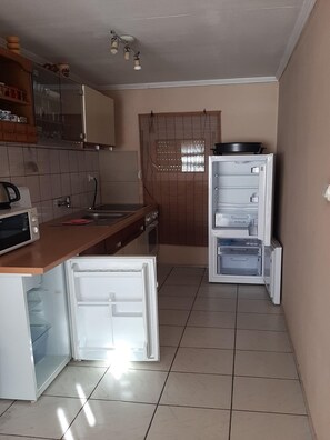 Kjøleskap, mikrobølgeovn, ovn og kaffetrakter/tekoker