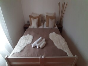 2 bedrooms, iron/ironing board, internet, bed sheets