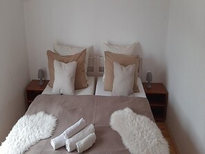 2 bedrooms, iron/ironing board, internet, bed sheets