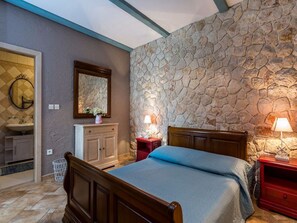 Strykejern/-brett, internettilgang og sengetøy