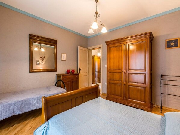 1 bedroom, iron/ironing board, internet, bed sheets