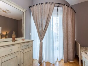 2 habitaciones, tabla de planchar con plancha, internet y ropa de cama 