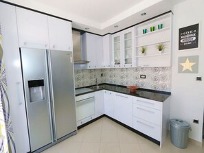 Kühlschrank, Ofen, Herdplatte, Geschirrspüler